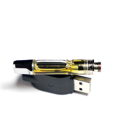Beyaz arka plan üzerinde izole Cbd kenevir yağı ve flash sürücü ile Elektronik sigara.