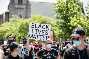 Syracuse, NY / USA - 6 / 6 / 2020: Siyahi Yaşamı Önemli Protesto ve BLM Mart