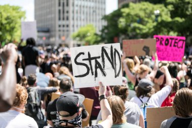 Syracuse, NY / USA - 6 / 6 / 2020: Siyahi Yaşamı Önemli Protesto ve BLM Mart
