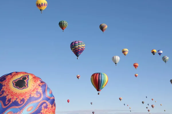 Bunte Heißluftballons Fliegen Den Himmel — Stockfoto