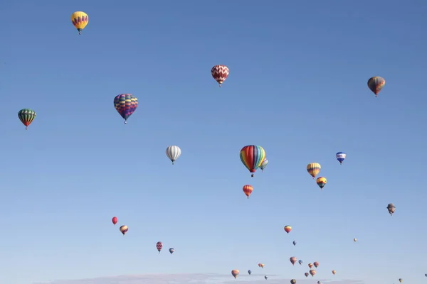 Färgglada Varmluftsballonger Flyger Himlen — Stockfoto