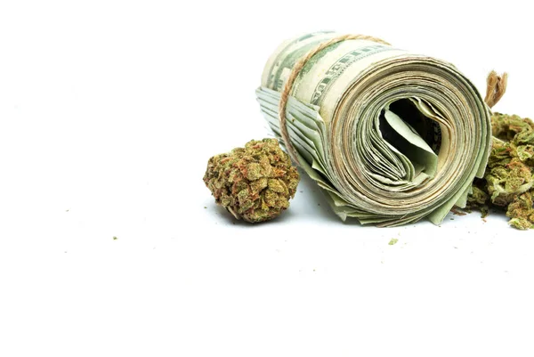 背景为大麻和金钱 — 图库照片
