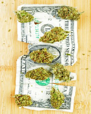 Marihuana ve Para arka planda, kapatın