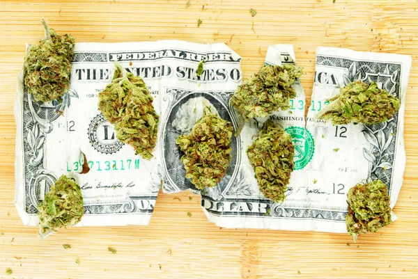 Marihuana ve Para arka planda, kapatın