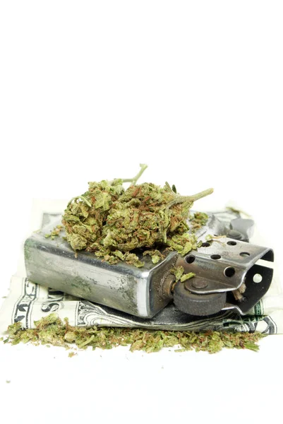 Marihuana Und Cannabis Shake Mit Feuerzeug — Stockfoto