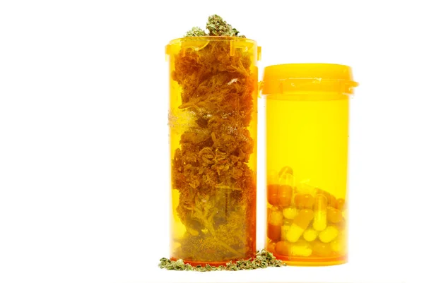 Medizinisches Marihuana Und Cannabis Knospen Und Verschreibungspflichtige Tablettenflasche — Stockfoto