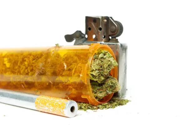 医療用マリファナの処方薬瓶とライター — ストック写真