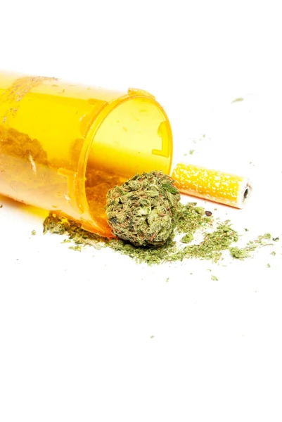 Reçeteli Laç Şişesinde Tıbbi Marihuana Esrar Buds — Stok fotoğraf