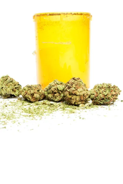 Kedokteran Marijuana Dan Cannabis Buds Dalam Resep Pill Bottle — Stok Foto