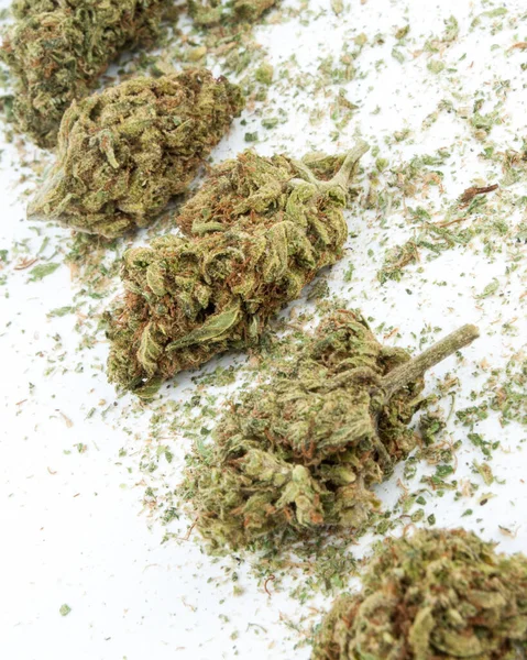 マリファナ バックグラウンドでの乾燥大麻の芽 — ストック写真