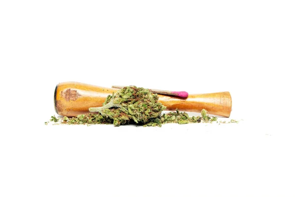 背景下的大麻和大麻管 — 图库照片
