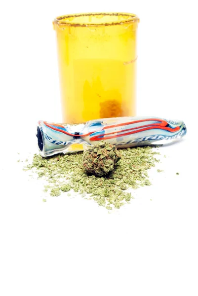 Medizinisches Marihuana Und Cannabisknospen Verschreibungspflichtigen Tablettenflaschen Auf Weißem Hintergrund Panorama — Stockfoto