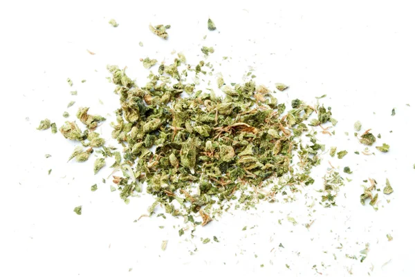 Beyaz Arka Planda Kurutulmuş Marihuana Esrar Karışımı — Stok fotoğraf