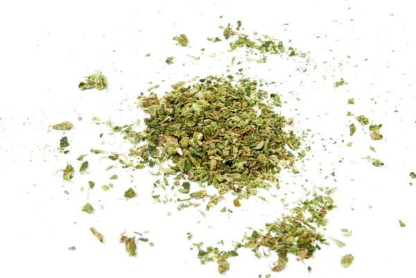 Beyaz arka planda kurutulmuş marihuana ve esrar karışımı.