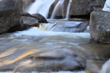 Hareketli bir nehirde su, doğa manzarası