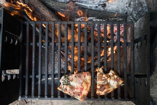 Arkadaki Izgarada Lezzetli Pizza — Stok fotoğraf