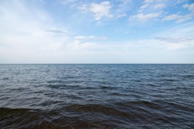 Göl veya Okyanus Sahili ve Dalgalı Su 