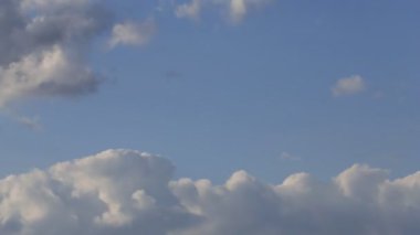 yumuşak beyaz bulutlar mavi gökyüzü arka planına karşı.