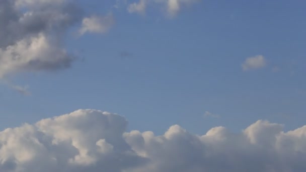 Nuvens Brancas Macias Contra Fundo Céu Azul — Vídeo de Stock