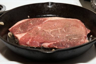 Arka planda çiğ biftek, kapat.