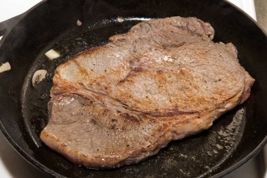 Arka planda çiğ biftek, kapat.