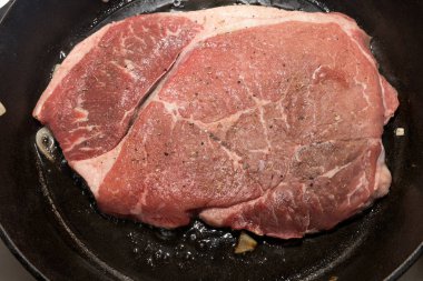 Arka planda çiğ biftek, kapat.