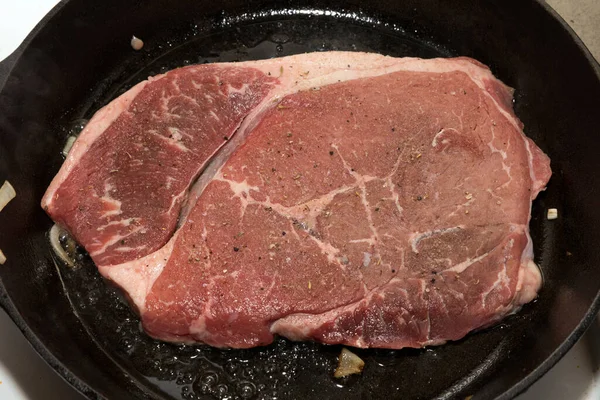 Syrový Hovězí Steak Pozadí Zavřít — Stock fotografie