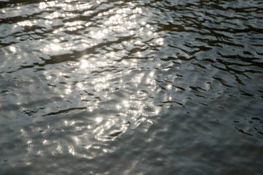 Denizde yansıyan su yüzeyi