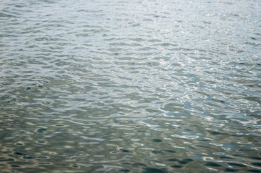 Dalgalar ve dalgalarla su yüzeyi