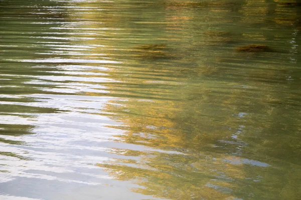 Wasser Fließt Durch Den Fluss — Stockfoto