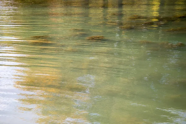 Wasser Fließt Durch Den Fluss — Stockfoto