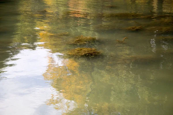 Wasser Fließt Durch Den Fluss — Stockfoto