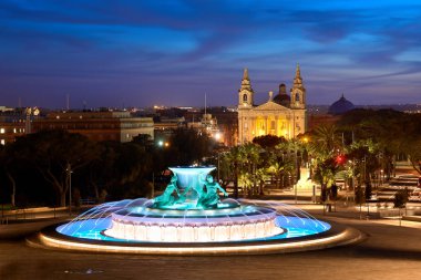 Valletta, Malta şehir kapıları yanında Triton Çeşme, gece görünümü