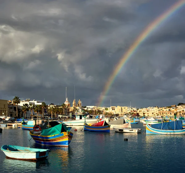 Marsaxlokk Bay Geleneksel Ahşap Malta Luzzu Fırtınalı Gün Güneş Işını — Stok fotoğraf