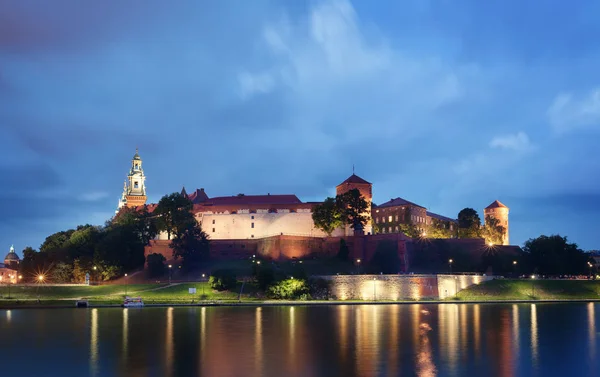 Zamek na Wawelu w nocy z rzeki Wisły na pierwszym planie. — Zdjęcie stockowe