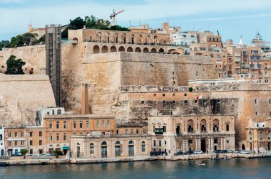 Valletta tahkimatı manzaraya: Lascaris pil, Üst Barrakka Bahçeleri ve Aziz Peter ve Paul Bastion.