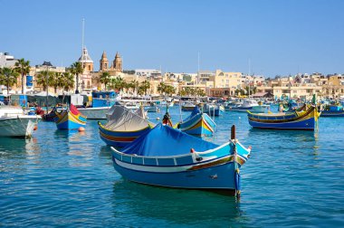 Marsaxlokk limanda parlak güneşli günde görüntülemek