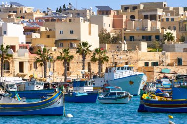 Marsaxlokk liman parlak güneşli