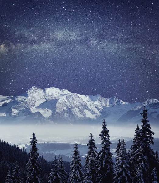 Нічний гірський зимовий пейзаж — стокове фото