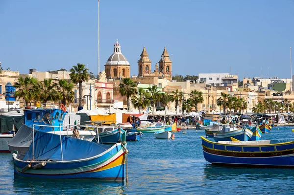 Marsaxlokk Hafen an einem sonnigen Tag — Stockfoto