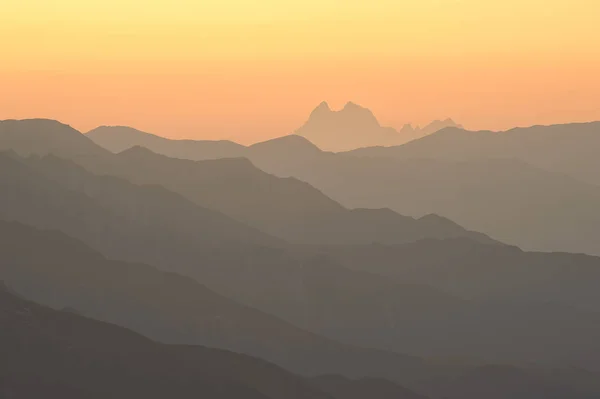 背景として山のシルエット — ストック写真