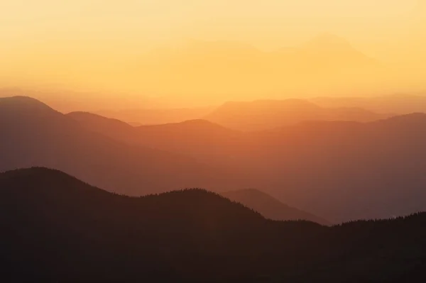 Помаранчевий і жовтий захід сонця — стокове фото