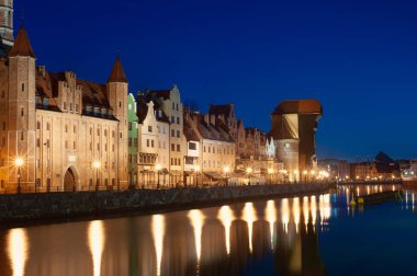 Geceleri Gdansk 'ta eski bir kasaba. Polonya