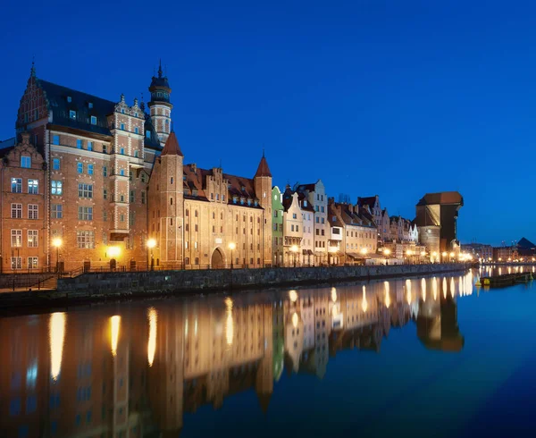 Eski şehir geceleri Gdansk nehir.