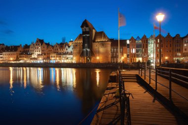 Ünlü Crane Zuraw geceleri. Gdansk eski kenti, Polonya