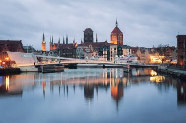 gece eski şehir-Gdansk.