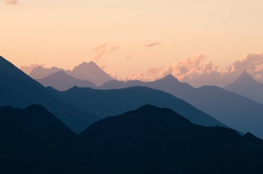 Vanilya dağ siluetleri