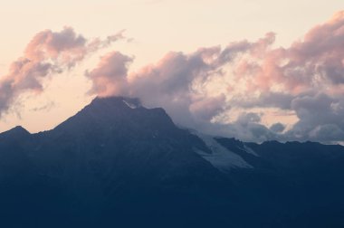 Vanilya dağ siluetleri