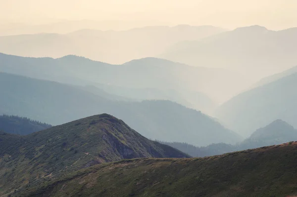 山のシルエットの背景 — ストック写真