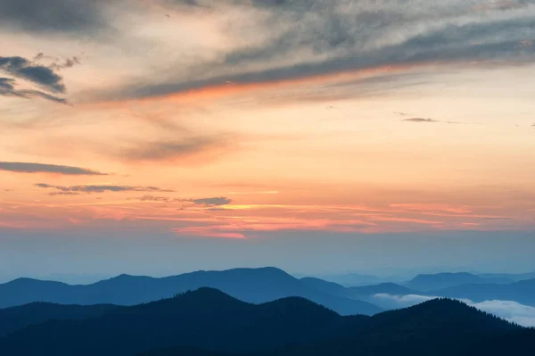 絵のように美しい山のシルエットの背景 — ストック写真